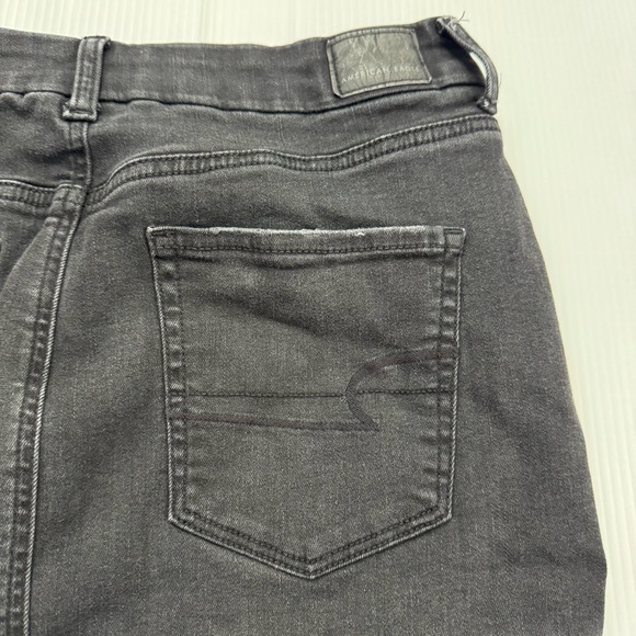 G40. Women’s American Eagle Outfitters Black Distressed Denim Skirt (12) - Picture 10 of 11